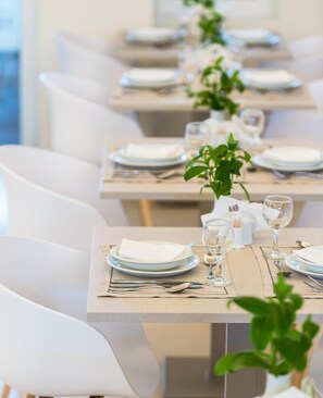 Breakfast, lunch, dinner served; international cuisine