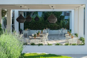 Se sirven desayunos, almuerzos y cenas; cocina internacional