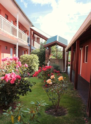 Courtyard - Hosteria Patagonia (El Calafate)