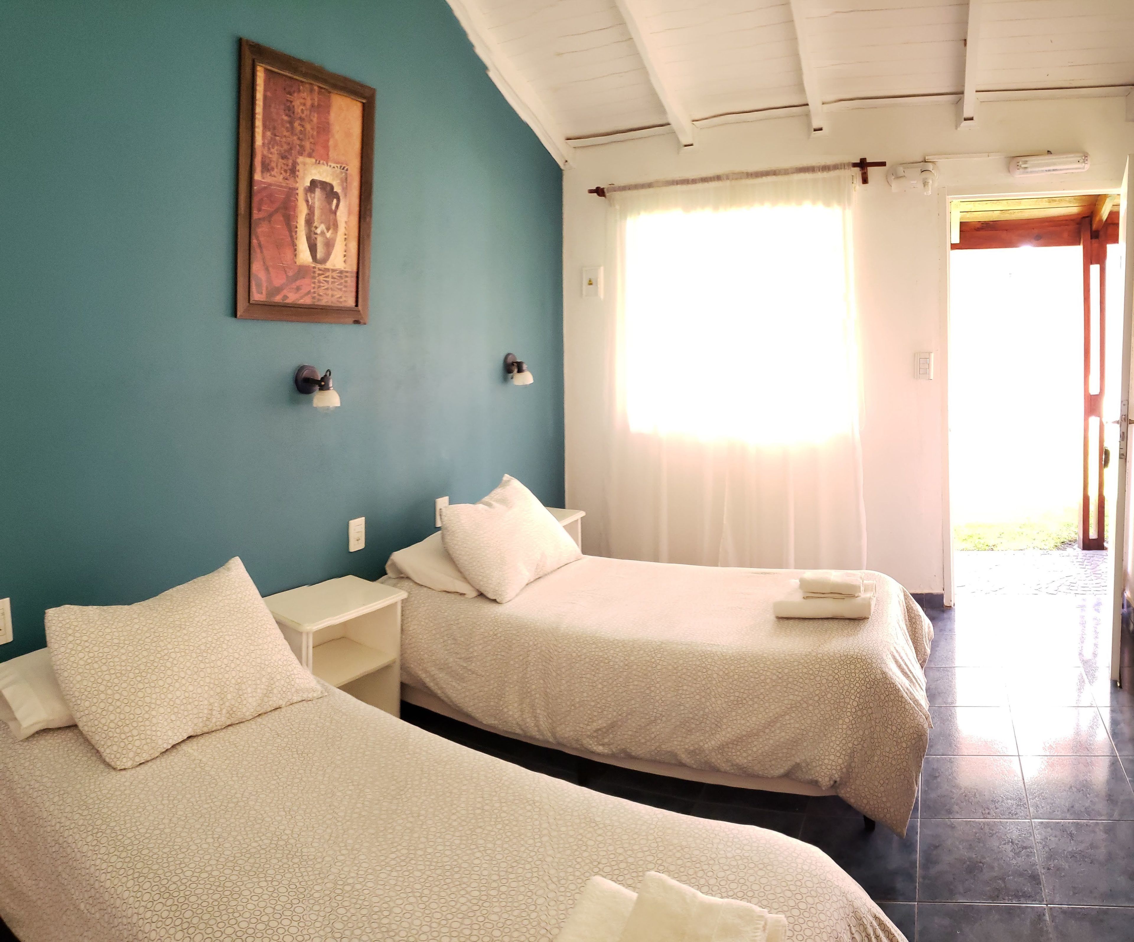 Decoración personalizada, muebles diferentes y cortinas blackout 