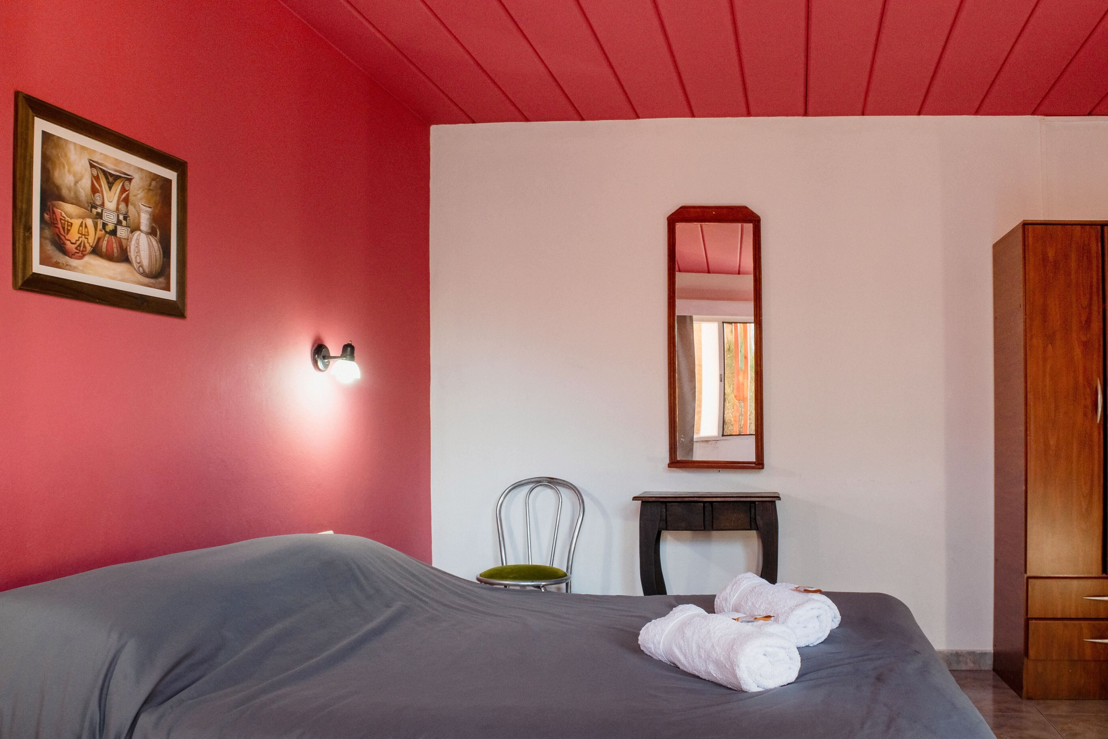 Decoración personalizada, muebles diferentes y cortinas blackout 