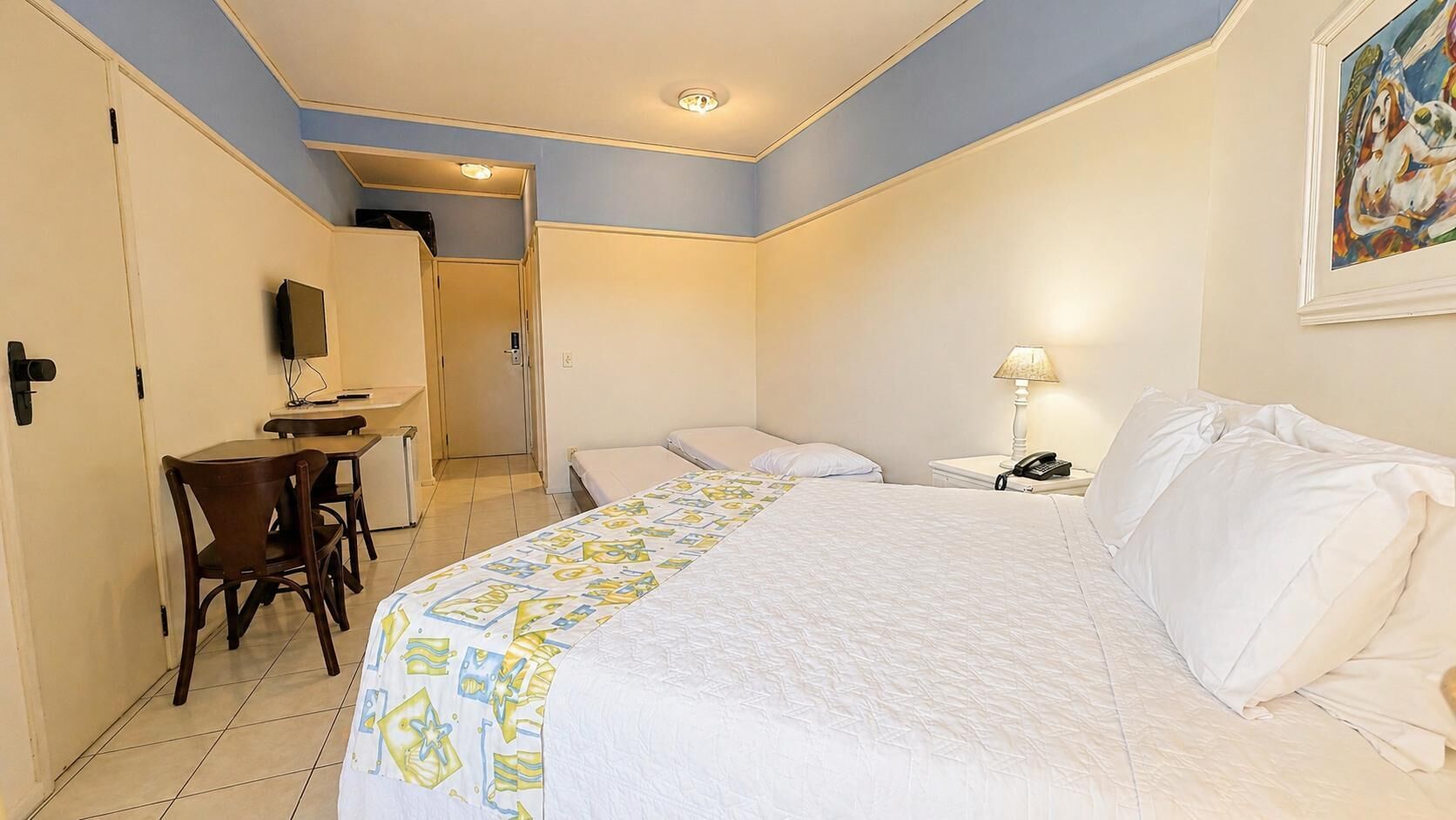 Cofres nos quartos, escrivaninha, cortinas blackout