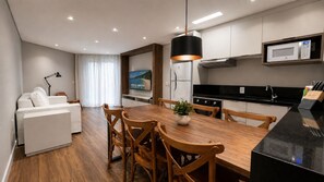 Premium-Apartment, 2 Schlafzimmer | Esszimmer
