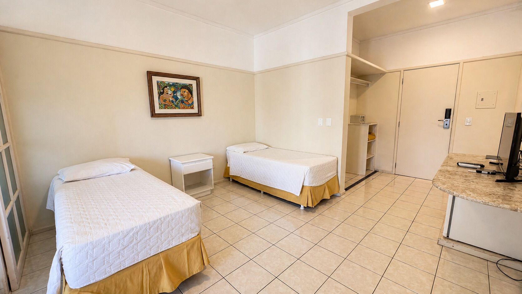 Suite estudio Deluxe | Caja fuerte, escritorio, cortinas opacas y sistema de insonorización