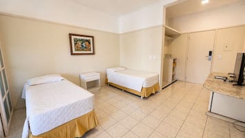 Suíte estúdio luxo | Cofres nos quartos, escrivaninha, cortinas blackout