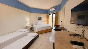 Deluxe Room | In-room safe, desk, blackout curtains, soundproofing