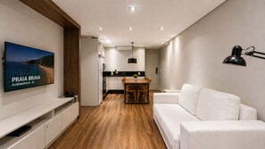 Leilighet – premium, 2 soverom | Oppholdsrom | Flatskjerm-TV