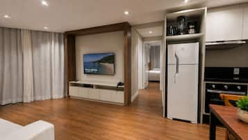 Apartamento Premium, 2 habitaciones | Sala de estar | Una televisión de pantalla plana