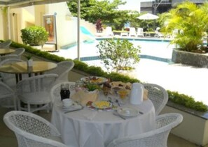 Outdoor dining - Hotel Praia Brava (Florianópolis)