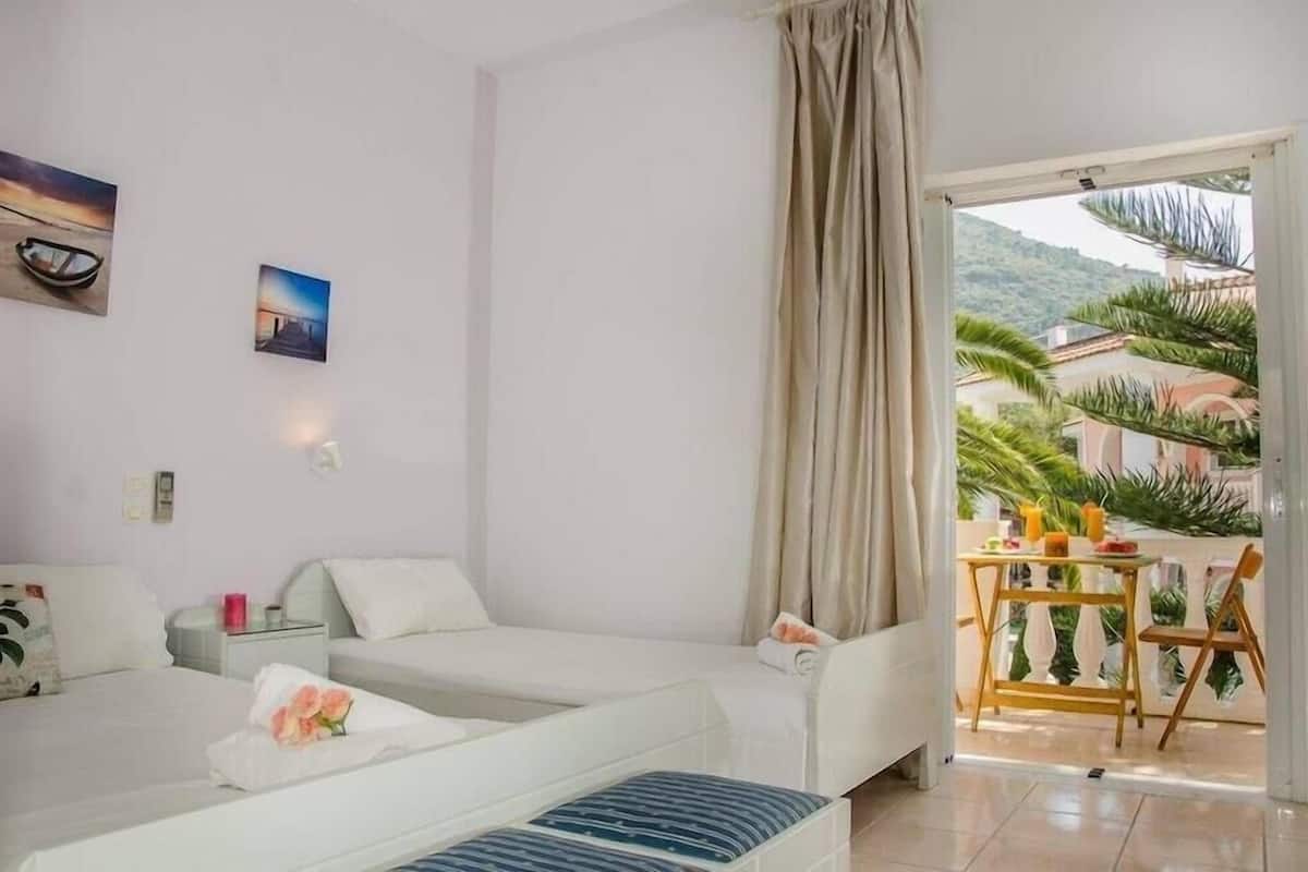 Habitación triple | Área de sala de estar | Televisión