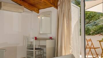 In-room safe, iron/ironing board (on request), bed sheets