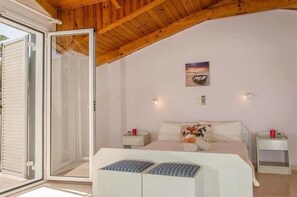 In-room safe, iron/ironing board, bed sheets - Markella Studios (Zakynthos)