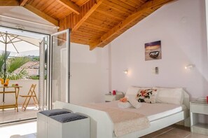 Habitació doble | Caixa forta a l'habitació, planxa i posts de planxar i roba de llit 