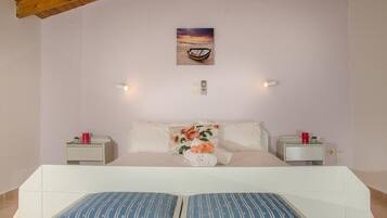 In-room safe, iron/ironing board (on request), bed sheets