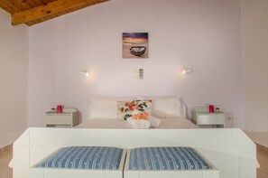 Een kluis op de kamer, een strijkplank/strijkijzer, beddengoed