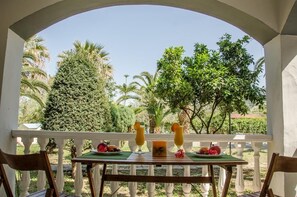 Outdoor dining - Markella Studios (Zakynthos)