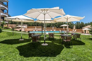 Outdoor pool, pool umbrellas, sun loungers - Dolce Vita Residence (Zakynthos)