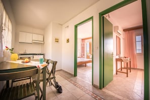 Apartamento, 2 quartos | Cozinha privada | Geladeira, cooktop, chaleira elétrica, cadeirão de bebê