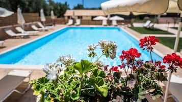 Utomhuspool, parasoller och solstolar