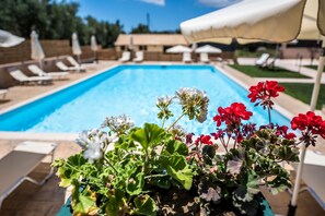 Piscina externa, guarda-sóis, espreguiçadeiras