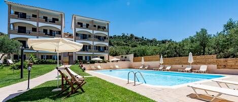 Piscine extérieure, parasols de plage, chaises longues