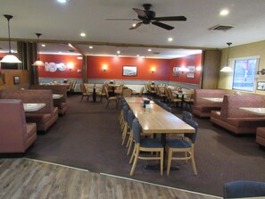 Restaurant - Los Tres Gallos (Bridgeport)