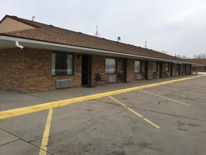 Free self-parking - Los Tres Gallos (Bridgeport)