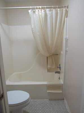 Combined shower/bathtub, free toiletries, hair dryer, towels - Los Tres Gallos (Bridgeport)