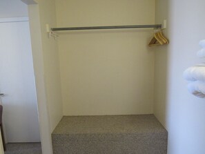 32-英寸液晶电视 (配备有线频道)、电视