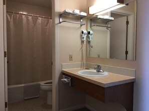 淋浴/盆浴组合、免费洗浴用品、吹风机、毛巾