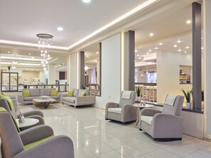 2 bares/lounges, bar ao lado da piscina