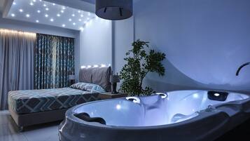 Junior suite | Luxe beddengoed, een kluis op de kamer, een bureau
