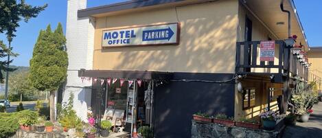 Un bureau de motel avec un panneau indiquant l’emplacement du parking.