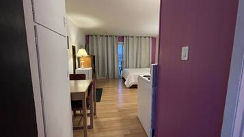 Executive-studiosuite - 1 queensize-seng - terrasse - havudsigt | Italienske lagner fra Frette, premium-sengetøj, senge med topmadrasser