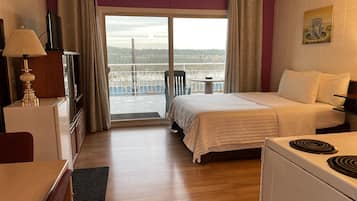 Executive Studio Suite, 1 Queen Bed, Patio, Sea View | 2 bedrooms, Frette Italian sheets, premium bedding, pillowtop beds