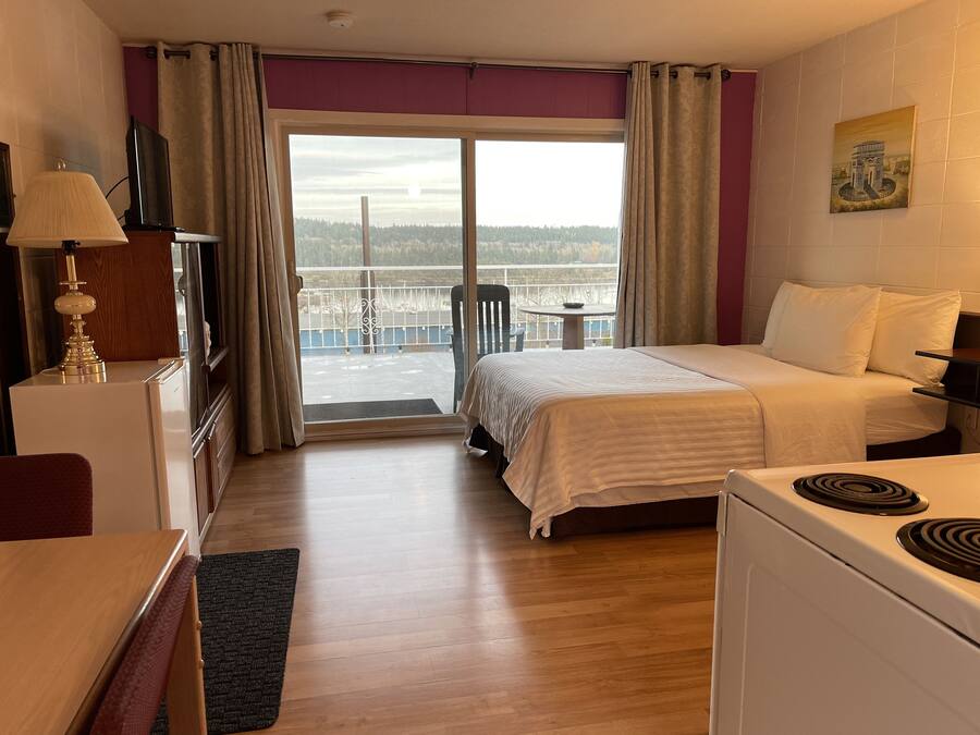 Executive Studio Suite, 1 Queen Bed, Patio, Sea View