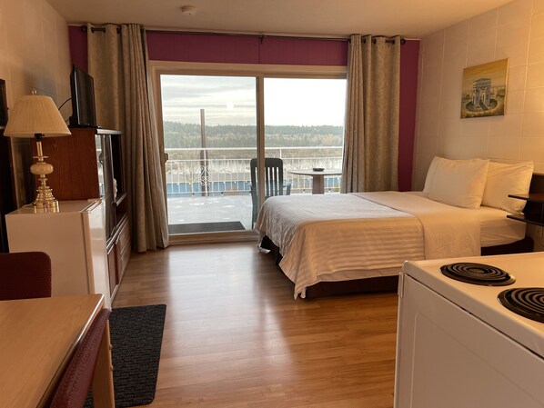 Suíte estúdio executiva, 1 cama Queen, varanda, vista para o mar | Lençóis italianos Frette, roupas de cama premium