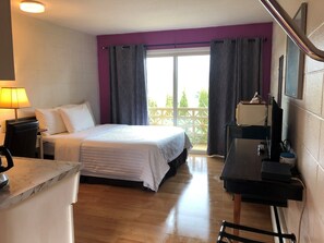 Frette Italian sheets, premium bedding, pillowtop beds, blackout drapes - Holiday House Motel (Ladysmith)