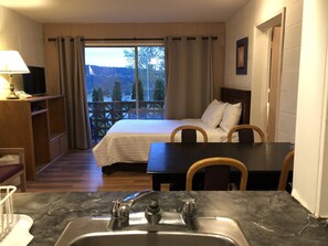 Family Suite, 2 Bedrooms, Balcony, Sea View | Frette Italian sheets, premium bedding, pillowtop beds, blackout drapes - Holiday House Motel (Ladysmith)