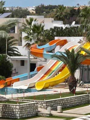 Una piscina cubierta, una piscina al aire libre