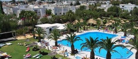 Piscina coberta i piscina a l'aire lliure