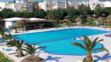 Una piscina techada, una piscina al aire libre