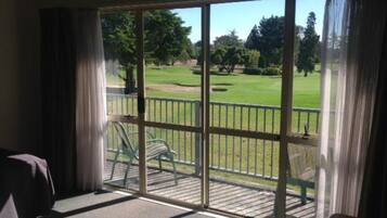 Studio phong cách cổ điển | Quang cảnh từ phòng