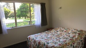 Classic Studio | In-room safe, iron/ironing board, WiFi (free), bed sheets - Golflands Motel (Auckland)