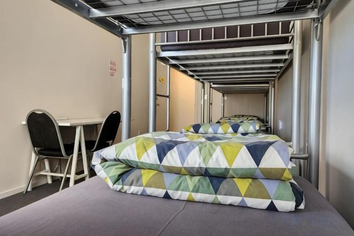 Desk, soundproofing, WiFi (free), bed sheets