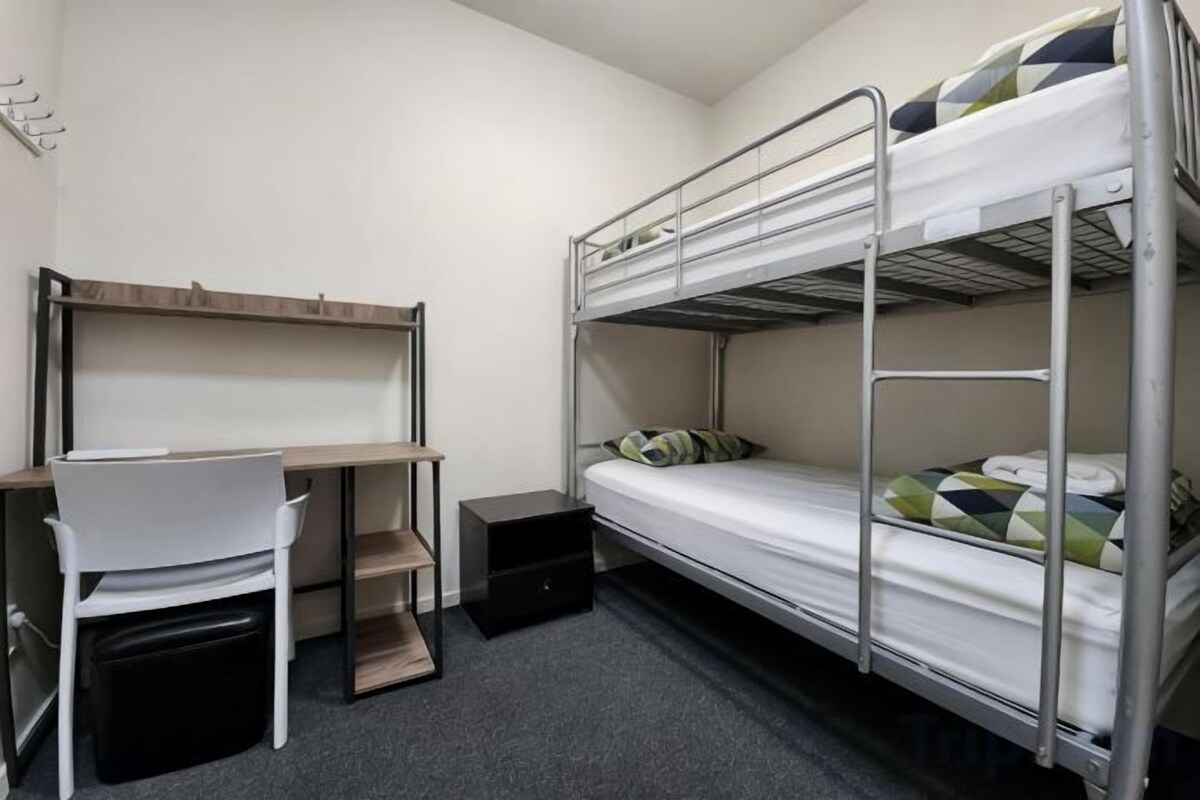 Desk, soundproofing, WiFi (free), bed sheets