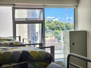Desk, soundproofing, free WiFi, bed sheets - Newton Lodge Auckland - Hostel (Auckland)