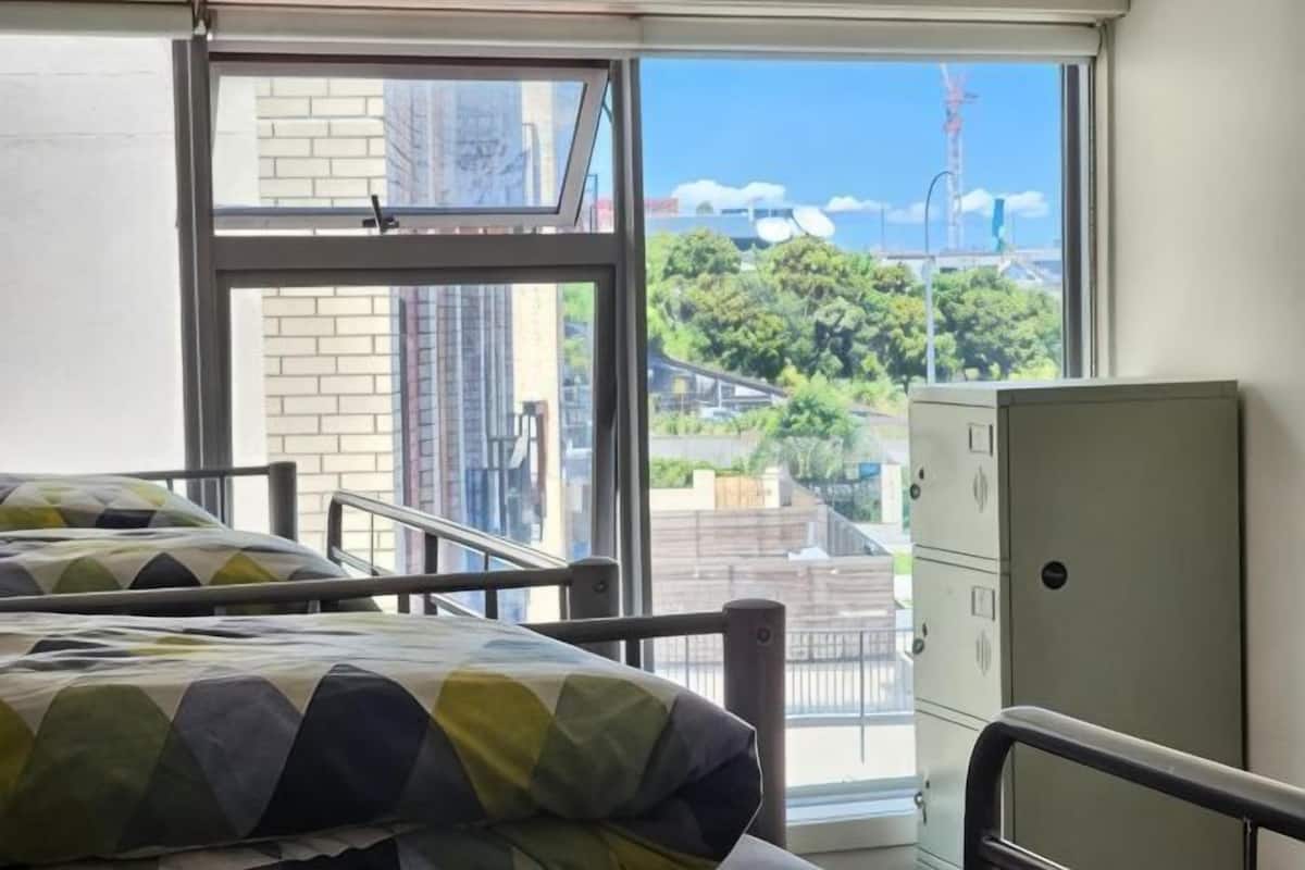 Desk, soundproofing, WiFi (free), bed sheets