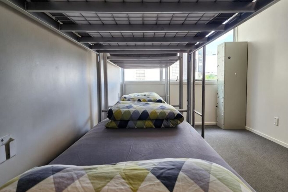 Desk, soundproofing, free WiFi, bed sheets
