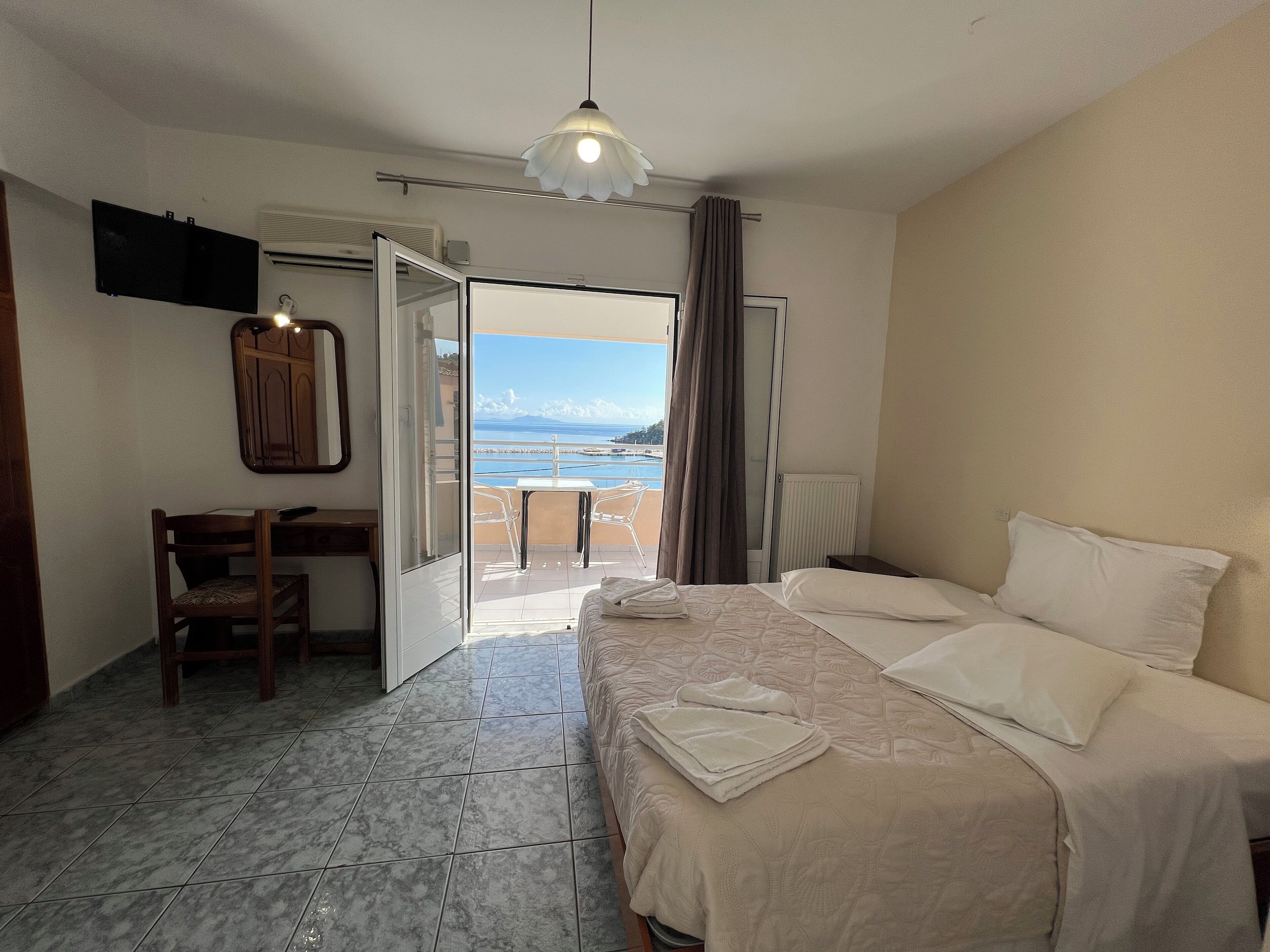 Soundproofing, iron/ironing board, WiFi